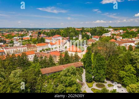 Croazia, centro della città di Daruvar, panorama dal drone Foto Stock