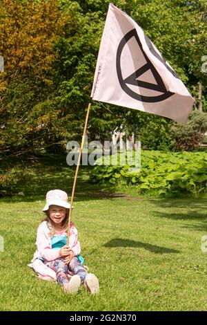 Falmouth Cornovaglia, estinzione i manifestanti della ribellione da tutto il paese marciano per le strade di Falmouth per il G 7 summit St Ives Cornovaglia Credit: kathleen White/Alamy Live News Foto Stock