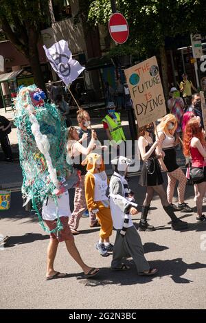 Falmouth Cornovaglia, estinzione i manifestanti della ribellione da tutto il paese marciano per le strade di Falmouth per il G 7 summit St Ives Cornovaglia Credit: kathleen White/Alamy Live News Foto Stock