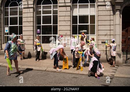 Falmouth Cornovaglia, estinzione i manifestanti della ribellione da tutto il paese marciano per le strade di Falmouth per il G 7 summit St Ives Cornovaglia Credit: kathleen White/Alamy Live News Foto Stock