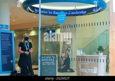 Cambridge, Regno Unito, Inghilterra, 12-062021, gli attivisti XR hanno svolto una meditazione in banca, mentre altri hanno organizzato spettacoli per la strada fuori. I Banners fatti in casa hanno letto 'Barclays: The Ecocide Bank', 'HSBC: Siamo crisi climatica', 'Lloyds Bank: Ramping Up Fossil Investment', 'NatWest: Funding Fracking and Tar Sands' e 'Santander: Perché i nostri azionisti sono più importanti di voi'. Anche una band samba si è unita nella protesta Foto Stock