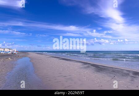 Le più belle spiagge di sabbia della Puglia. Costa del Salento: Spiaggia di Alimini in Italia. Orizzonte dominato dalle nuvole. Foto Stock