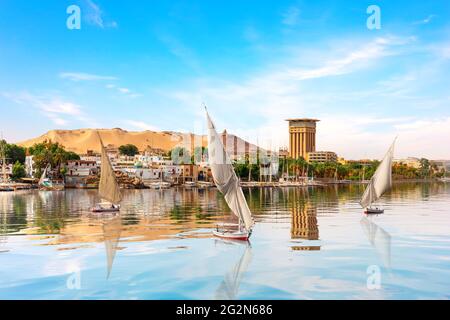Il Nilo e barche a vela ad Assuan, Egitto, scenario estivo Foto Stock