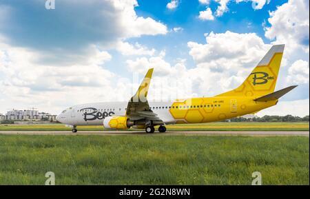Kiev, Ucraina - 12 giugno 2021: Aereo passeggeri Boeing 737 NG Max - MSN 29654. Linea aerea Bees UR-UBC. All'aeroporto decolla un bellissimo aereo giallo contro il cielo blu. Foto Stock