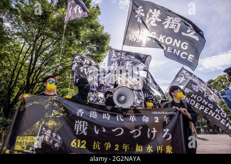 Tokyo, Giappone. 12 giugno 2021. Durante la dimostrazione, i dimostranti hanno in mano un banner e delle bandiere. I dimostranti pro-democrazia sono scesi in piazza a Shinjuku Giappone per celebrare il secondo anniversario del movimento anti-estradizione di Hong Kong. (Foto di Viola Kam/SOPA Images/Sipa USA) Credit: Sipa USA/Alamy Live News Foto Stock