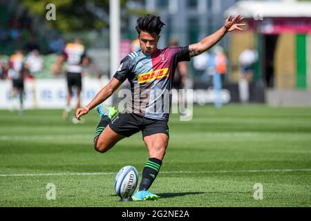 LONDRA, REGNO UNITO. 12 giugno 2021. Marcus Smith di Harlequins prende un calcio di conversione durante la Gallagher Premiership Rugby Match tra Harlequins vs Newcastle Falcons al Twickenham Stoop Stadium Sabato, 12 giugno 2021. LONDRA, INGHILTERRA. Credit: Taka G Wu/Alamy Live News Foto Stock