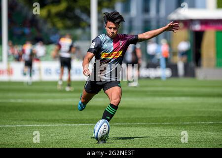 LONDRA, REGNO UNITO. 12 giugno 2021. Marcus Smith di Harlequins prende un calcio di conversione durante la Gallagher Premiership Rugby Match tra Harlequins vs Newcastle Falcons al Twickenham Stoop Stadium Sabato, 12 giugno 2021. LONDRA, INGHILTERRA. Credit: Taka G Wu/Alamy Live News Foto Stock