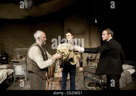 l-r: Jonathan Pryce (Davies), Tom Brooke (Mick), Peter McDonald (Aston) nel CUSTODE di Harold Pinter all'Everyman Theatre, Liverpool, Inghilterra 07/10/2009 design: Eileen Diss illuminazione: Colin Grenfell regista: Christopher Morahan Foto Stock