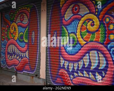 Pittura classica colorata arte su acciaio metallo porta di casa vita della gente nepalese a thamel città vecchia a Basantapur Katmandu valle il 2 dicembre 201 Foto Stock