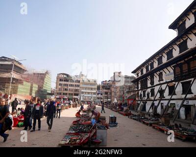 Souvenir artigianato fatto a mano souvenir al piano del negozio di strada per i nepali stranieri viaggiatori di viaggio visitare lo shopping a Basantapur Katmandu durb Foto Stock