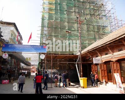 I lavoratori nepalesi rinnovano la riparazione costruire impalcature struttura in antico rovina antico edificio dopo il terremoto a Basantapur Patan Bhaktapur dur dur Foto Stock