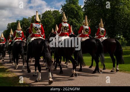 Windsor, Berkshire, Regno Unito. 12 giugno 2021. La Cavalleria casalinghi ha montato oggi il Reggimento lungo la Long Walk per il Trooping the Color al Castello di Windsor per celebrare il compleanno ufficiale di sua Maestà la Regina. Si tratta di una versione ridotta a causa delle restrizioni e delle restrizioni del Covid-19 sulle riunioni di massa. Credito: Maureen McLean/Alamy Foto Stock