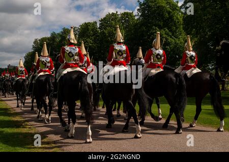 Windsor, Berkshire, Regno Unito. 12 giugno 2021. La Cavalleria casalinghi ha montato oggi il Reggimento lungo la Long Walk per il Trooping the Color al Castello di Windsor per celebrare il compleanno ufficiale di sua Maestà la Regina. Si tratta di una versione ridotta a causa delle restrizioni e delle restrizioni del Covid-19 sulle riunioni di massa. Credito: Maureen McLean/Alamy Foto Stock