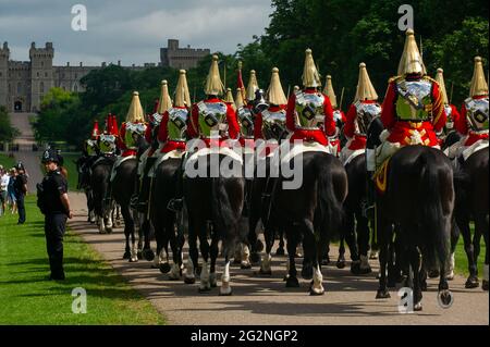 Windsor, Berkshire, Regno Unito. 12 giugno 2021. La Cavalleria casalinghi ha montato oggi il Reggimento lungo la Long Walk per il Trooping the Color al Castello di Windsor per celebrare il compleanno ufficiale di sua Maestà la Regina. Si tratta di una versione ridotta a causa delle restrizioni e delle restrizioni del Covid-19 sulle riunioni di massa. Credito: Maureen McLean/Alamy Foto Stock