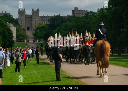 Windsor, Berkshire, Regno Unito. 12 giugno 2021. La Cavalleria casalinghi ha montato oggi il Reggimento lungo la Long Walk per il Trooping the Color al Castello di Windsor per celebrare il compleanno ufficiale di sua Maestà la Regina. Si tratta di una versione ridotta a causa delle restrizioni e delle restrizioni del Covid-19 sulle riunioni di massa. Credito: Maureen McLean/Alamy Foto Stock