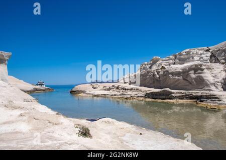 Spiaggia di Sarakiniko. Isola di Milos, Cicladi Grecia. Formazioni rocciose di colore bianco vulcanico paesaggio lunare e acque turchesi blu del mare. Vacanze estive viaggi Foto Stock