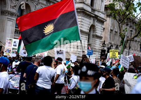 Londra, Inghilterra, Regno Unito 12 giugno 2021: Solidarietà con la Giornata nazionale della democrazia in Nigeria, tenutasi nel centro di Londra Credit: Loredana Sangiuliano / Alamy Live News Foto Stock