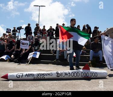 Hayle Beach, Cornovaglia, Regno Unito. 12 giugno 2021. Un uomo detiene una bandiera palestinese davanti a un missile di cartone per protestare contro il G7 e il bilancio delle armi. Hayle, Cornovaglia. 12 giugno 2021. Anna Hatfield/ Pathos Credit: One Up Top immagini editoriali/Alamy Live News Foto Stock