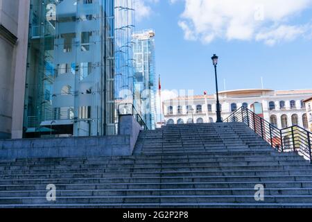 I famosi ascensori in vetro e le scale di accesso. Il Museo Nacional Centro de Arte Reina Sofía, Queen Sofia National Museum Art Center, MNCARS, IS Spa Foto Stock