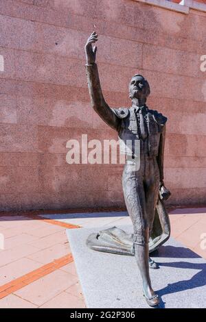 Statua omaggio al bullfighter Luís Miguel Dominguín, realizzato dallo scultore Ramón Aymerich. la plaza de toros de Las Ventas, conosciuta semplicemente come Las VE Foto Stock