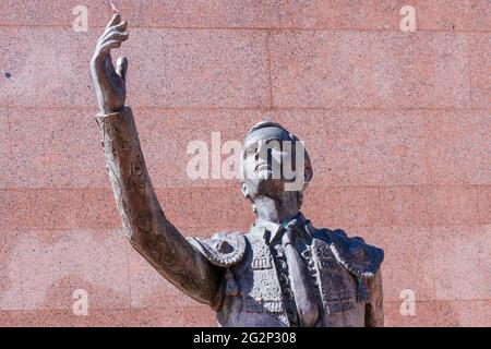 Statua omaggio al bullfighter Luís Miguel Dominguín, realizzato dallo scultore Ramón Aymerich. la plaza de toros de Las Ventas, conosciuta semplicemente come Las VE Foto Stock