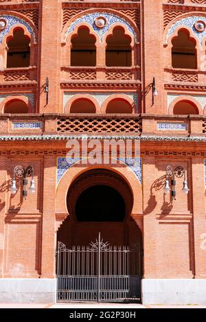Dettaglio dell'architettura. la plaza de toros de Las Ventas, conosciuta semplicemente come Las Ventas, è la più grande arena di corrida della Spagna. Questo anello è stato progettato Foto Stock