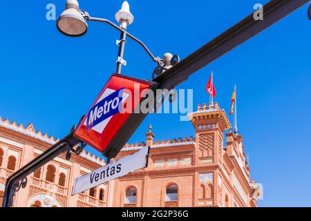 Cartello alla stazione della metropolitana. Plaza de toros de Las Ventas, conosciuta semplicemente come Las Ventas, è la più grande arena di corrida della Spagna, situata nel Guindal Foto Stock