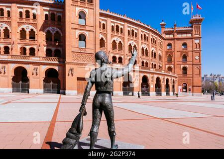 Statua omaggio al bullfighter Luís Miguel Dominguín, realizzato dallo scultore Ramón Aymerich. la plaza de toros de Las Ventas, conosciuta semplicemente come Las VE Foto Stock