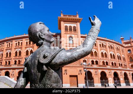 Statua omaggio al bullfighter Luís Miguel Dominguín, realizzato dallo scultore Ramón Aymerich. la plaza de toros de Las Ventas, conosciuta semplicemente come Las VE Foto Stock