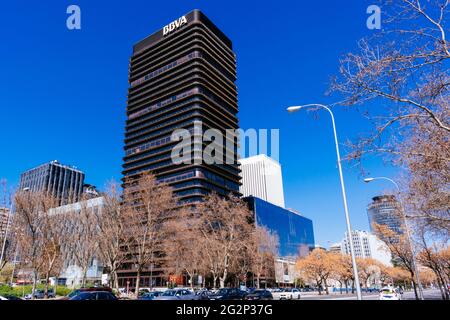Il Castellana 81, precedentemente noto come Torre BBVA, è un grattacielo di 107m a Madrid, in Spagna, all'interno del quartiere finanziario dell'AZCA, ed è curre Foto Stock