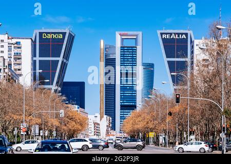 Vista sulla zona degli affari di Plaza de Castilla dal Paseo de la Castellana. Área de negocios de Cuatro Torres - anca o CTBA, spagnolo per 'quattro Torri Foto Stock