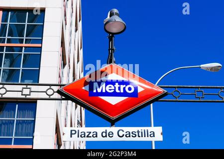 Cartello alla stazione della metropolitana. Metro Plaza de Castilla. Madrid, Comunidad de Madrid, Spagna, Europa Foto Stock