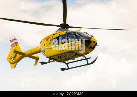 ÖAMTC-Flugrettung Christophorus 2 - il secondo elicottero medico di emergenza in Austria, decollo per un'emergenza medica. Bassa Austria Foto Stock