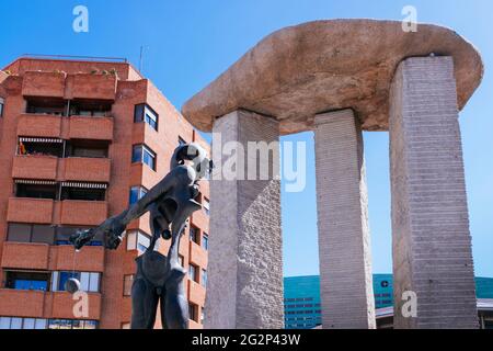 Il complesso monumentale scultoreo Dolmen di Dalí. Piazza Salvador Dalí. Madrid, Comunidad de Madrid, Spagna, Europa Foto Stock