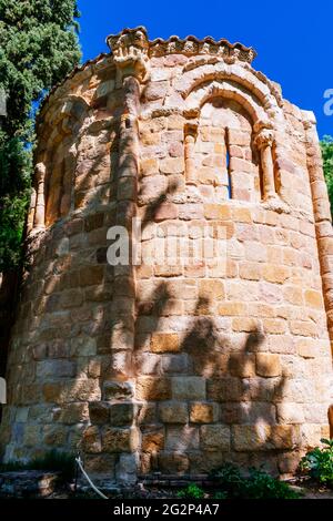 Dettaglio, rovine dell'abside. L'Ermita de San Pelayo y San Isidoro, Eremo di San Pelagio e San Isidoro, è una chiesa romanica in rovina, origi Foto Stock