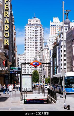 Stazione della metropolitana di Santo Domingo. Gran Vía durante la pandemia COVID-19. La Gran Vía, Great Way, è una spianata urbana nel centro di Madrid, Spagna. IT lea Foto Stock