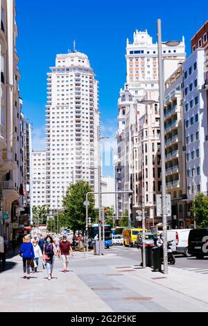 Gran Vía durante la pandemia COVID-19, sullo sfondo l'edificio Torre de Madrid. La Gran Vía, Great Way, è una spianata urbana nel centro di ma Foto Stock