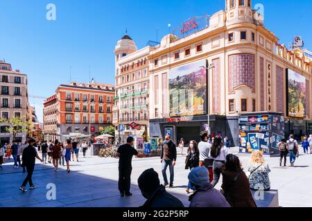 Piazza Callao, Plaza del Callao, durante la pandemia COVID-19. Situato nel centro della capitale spagnola di Madrid, in un'area molto commerciale di Foto Stock