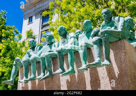 Refugiados, Refugees, è un monumento e un'istanza di arte pubblica a Madrid. Situato in un laghetto d'acqua del Paseo de Recoletos, è dedicato alla migrazione Foto Stock