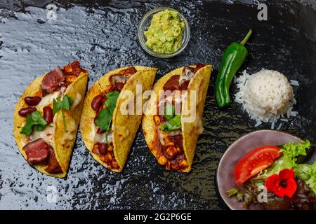 tacos al forno su ardesia nera Foto Stock