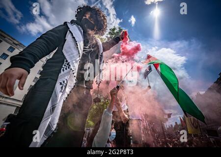 Londra, Regno Unito. 12 giugno 2021. Giustizia per la Palestina. Qualche migliaio di manifestanti pro-Palestina si sono riuniti a Whitehall di fronte a Downing Street, mentre l'ex leader laburista Jeremy Corbyn si è rivolto alla folla e ha invitato il G7 a sostenere i rifugiati palestinesi e a riconoscere i diritti del popolo palestinese. I recenti combattimenti hanno finora causato 248 vittime a Gaza, tra cui 66 bambini, e 13 in Israele, tra cui 12 civili, tra cui due bambini. Credit: Guy Corbishley/Alamy Live News Foto Stock