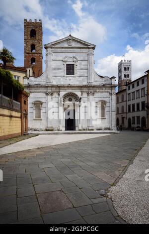 Chiesa barocca di San Giovanni e Reparata, antico edificio in marmo bianco nel centro di Lucca (Toscana, Italia) vicino alla cattedrale di San Foto Stock