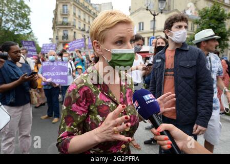 Parigi, vicino a 10,000 persone marciarono da Place de Clichy a Place de Republique, contro l'estrema destra e le sue idee Foto Stock