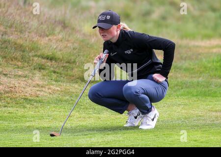 Troon, Regno Unito. 12 giugno 2021. LOUISE DUNCAN vince la R e UN Campionato Amatoriale femminile sponsorizzato dopo aver giocato la competizione su Barassie Links, Troon, Ayrshire. Louise Duncan, un membro del West Kilbride Golf Club ha battuto il suo avversario Johanna Lea Luoviksdottir dall'Islanda ( e 8 negli ultimi giorni di gioco. Credit: Findlay/Alamy Live News Foto Stock