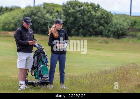 Troon, Regno Unito. 12 giugno 2021. LOUISE DUNCAN vince la R e UN Campionato Amatoriale femminile sponsorizzato dopo aver giocato la competizione su Barassie Links, Troon, Ayrshire. Louise Duncan, un membro del West Kilbride Golf Club ha battuto il suo avversario Johanna Lea Luoviksdottir dall'Islanda ( e 8 negli ultimi giorni di gioco. Credit: Findlay/Alamy Live News Foto Stock