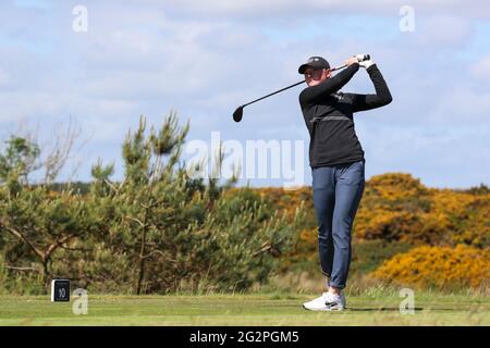 Troon, Regno Unito. 12 giugno 2021. LOUISE DUNCAN vince la R e UN Campionato Amatoriale femminile sponsorizzato dopo aver giocato la competizione su Barassie Links, Troon, Ayrshire. Louise Duncan, un membro del West Kilbride Golf Club ha battuto il suo avversario Johanna Lea Luoviksdottir dall'Islanda ( e 8 negli ultimi giorni di gioco. Credit: Findlay/Alamy Live News Foto Stock