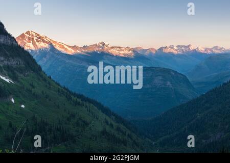 L'alba della mattina presto splende sulle Heavens Peak Mountains. Vista da andare alla Sun Road nel Glacier National Park in Montana Foto Stock