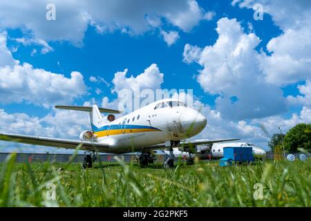 Kiev, Ucraina - 12 giugno 2021: Passeggero vecchio aereo Yak-40. Foto Stock