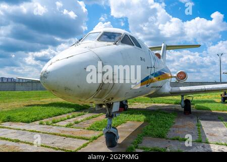 Kiev, Ucraina - 12 giugno 2021: Passeggero vecchio aereo Yak-40. Foto Stock