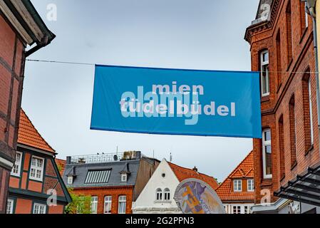 Banner nella città di Stade - CITTÀ DI STADE , GERMANIA - 10 MAGGIO 2021 Foto Stock